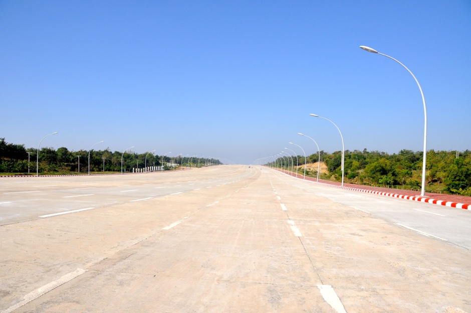 9. BIRMA, Nay Pyi Taw. 20-pasmowa autostrada prowadząca do nowego budynku parlamentu. Jeśli podczas następnej wizyty Obama nie zbojkotuje Nay Pyi Taw, jego Air Force One pewnie spokojnie może wylądować bezpośrednio przed parlamentem. (fot. Marek Lenarcik) 20-pasmowa autostrada