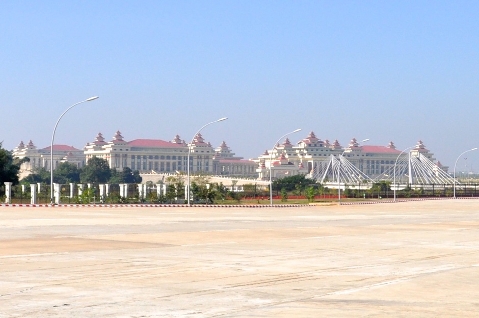 10. BIRMA, Nay Pyi Taw. Budynki rządowe podobno wolno fotografować, gdy zapyta się o zgodę. Tylko, żeby było kogo zapytać! Mój kierowca ze zdjęcia numer 8 nie chciał podjechać bliżej. Na zdjęciu Hluttaw – czyli birmański parlament. Plotka głosi, że koszt jego wybudowania wyniósł bagatela miliard dolarów... (fot. Marek Lenarcik) Hluttaw – czyli birmański parlament