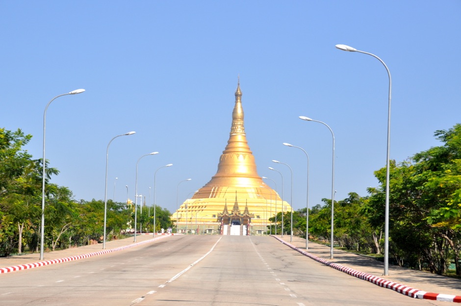 11. BIRMA, Nay Pyi Taw. Pagoda Szwedagon? Nie, ta nazywa się Uppatasanti. Zbudowana w 2009 roku jest niemalże dokładną kopią swojej 2600-letniej siostry z Rangunu. Także i tutaj nie docierają zachodni turyści. Skutkuje to między innymi spotkaniami, w których pani pilnująca moich butów mówi mi, że jestem piękny (You are beautiful!). Atmosfera w środku jest jak na planie filmowym po godzinach – pusto, cicho i sztucznie. (fot. Marek Lenarcik) Uppatasanti