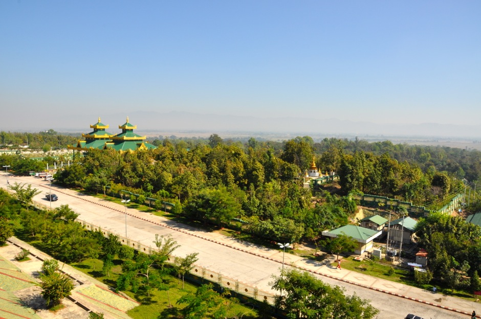 14. BIRMA, Nay Pyi Taw. Widok z pagody Uppatasanti na najbliższą okolicę. Nic nie szkodzi, że znajdujący się u jej podnóży klasztor wciąż pachnie świeżością. Za 2500 lat cały kompleks będzie z pewnością równie słynny co Szwedagon. (fot. Marek Lenarcik) Widok z pagody Uppatasanti na najbliższą okolicę