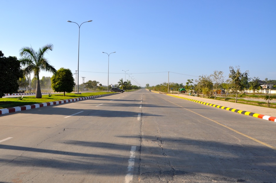 16. BIRMA, Nay Pyi Taw. Autostrada przecinająca sektor hotelowy. Jak dla mnie to jedna z najlepszych dróg w Birmie, a już ją remontują. (fot. Marek Lenarcik) Autostrada przecinająca sektor hotelowy