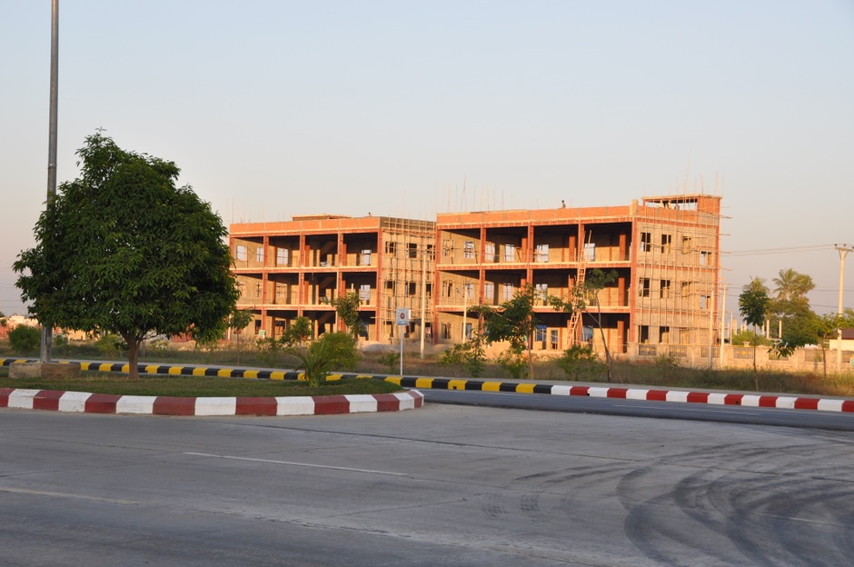 17. BIRMA, Nay Pyi Taw. Nay Pyi Taw to wciąż wielki plac budowy. Na zdjęciu nowy hotel, który ma być gotowy przed SEA Games 2013. (fot. Marek Lenarcik) nowy hotel