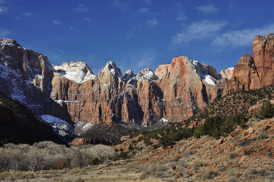 18. USA, Utah, Park Narodowy Zion. Park znajdujący się zaledwie 3 godziny drogi od Las Vegas, osobiście uważam za jedno z bardziej spektakularnych miejsc w Stanach. Park słynie z ogromnych, czerwonawych formacji skalnych, na jego terenie występują liczne wodospady, urwiska, wąwozy. Nazwa parku została mu nadana przez mormońskich osadników. Mormoni w dalszym ciągu stanowią przewagę w Utah. (Fot. Monika Łukowska) Park Narodowy Zion