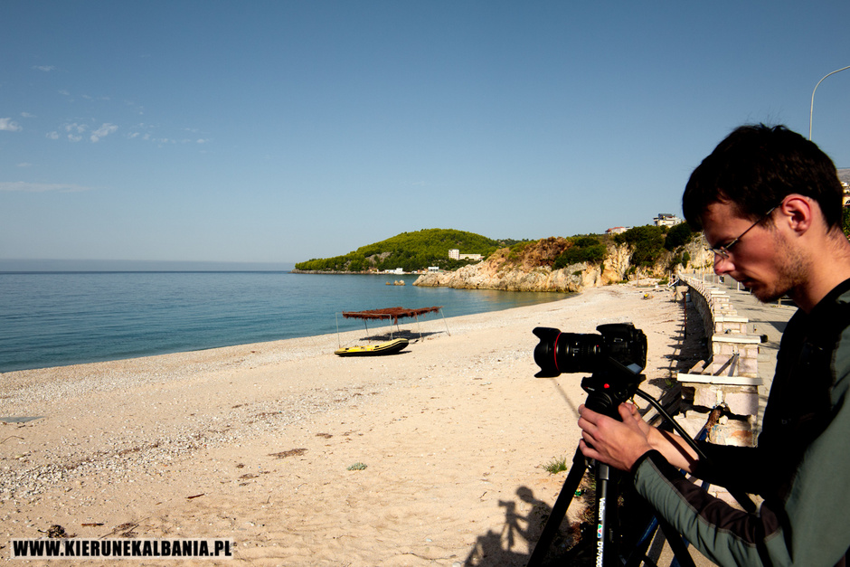 7. ALBANIA, Himara. W Albanii poza plażami piaszczystymi znajdziemy plaże kamieniste oraz klify. (Fot. Karolina Juroszek) Albańskie plaże