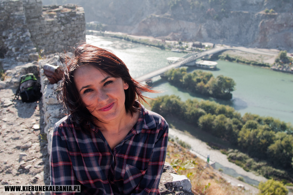 4. ALBANIA, Szkodra. Zamek Rozafa. Nasza przyjaciółka Lule, która wiele nam opowiedziała o swoim kraju. (Fot. Karolina Juroszek) Zamek Rozafa w Szkodrze