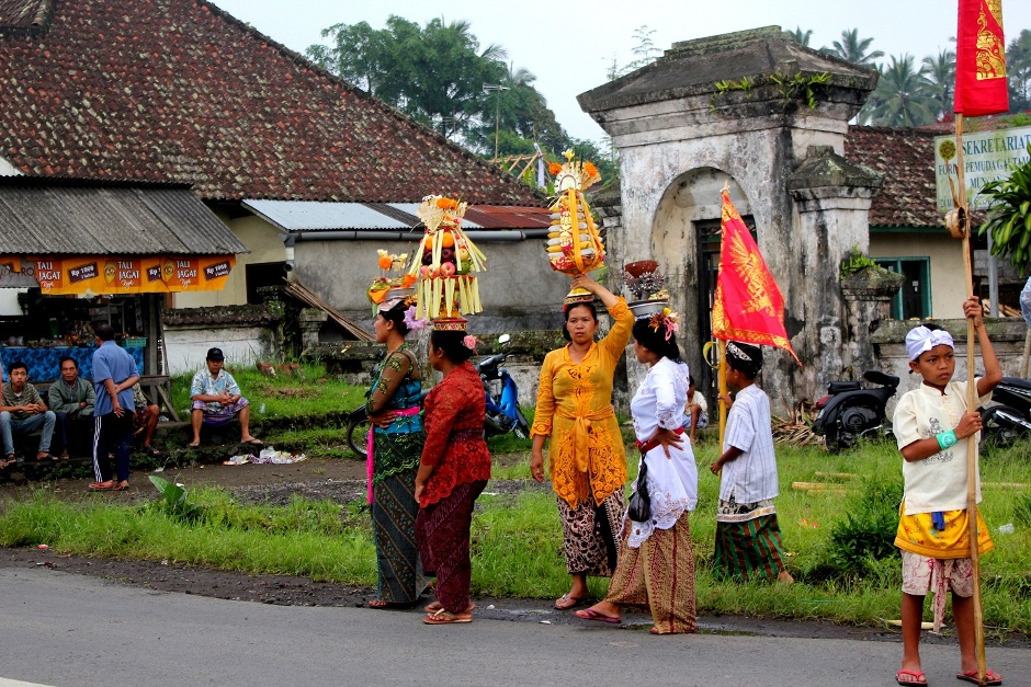 8. INDONEZJA, Bali. Mimo, że na Bali co chwilę odbywa się jakaś uroczystość religijna, na każdą z nich przygotowywane są pracochłonne ozdoby, stroiki, a ludzie ubierają się odświętnie w tradycyjne stroje. (Fot. Barbara Kowalewska) Zdjęcia z podróży na Bali - uroczystości w wiosce