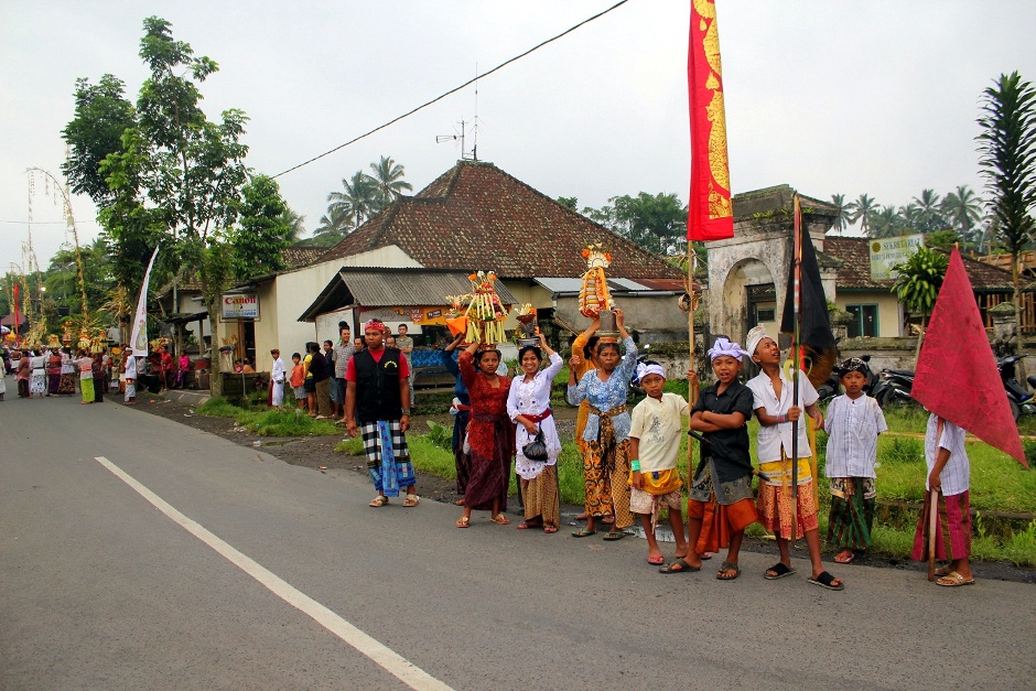 9. INDONEZJA, Bali. W uroczystościach na Bali uczestniczą całe rodziny. Dzieci od małego uczone są tradycji - może właśnie dlatego religia odgrywa później tak ważną rolę w ich życiu. (Fot. Barbara Kowalewska) Mieszkańcy Bali w trakcie religijnej uroczystości