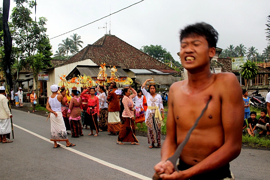 2. INDONEZJA, Bali. Chociaż sztylety nie są na tyle ostre, aby mogły wyrządzić dużą krzywdę, nie są to również zabawki (mają mniej więcej ostrość noża do obiadu). Przyciskane do skóry pozostawiają ślad. (Fot. Barbara Kowalewska) Krwawy rytuał na Bali