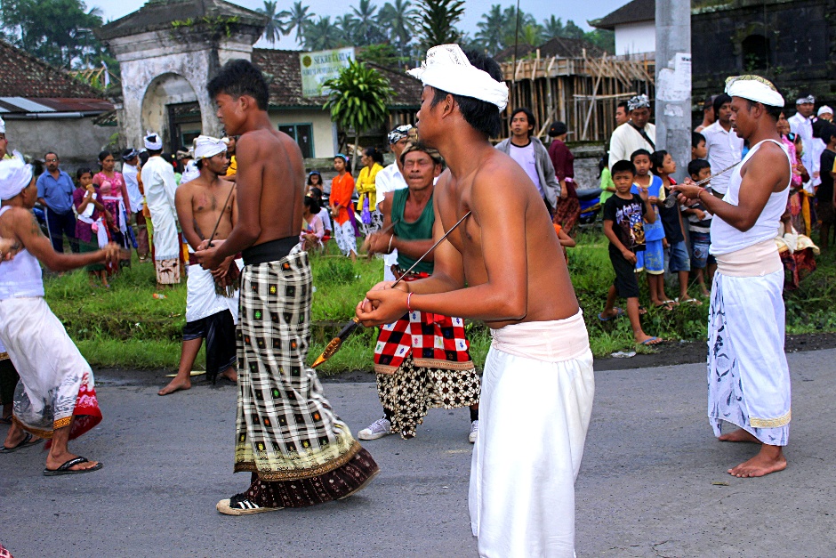 1. INDONEZJA, Bali. Tancerzy nazywamy babuten od słowa buta oznaczającego niewidomy, ponieważ podczas transu stają się oni ślepi na zewnętrzne bodźce, koncentrując się jedynie na sobie i demonie zwanym - Rangda. (Fot. Barbara Kowalewska) Zwyczaje na indonezyjskiej wyspie Bali