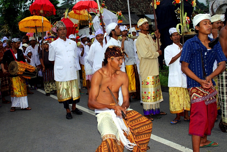 3. INDONEZJA, Bali. Całej uroczystości zawsze towarzyszy procesja i rytmiczna muzyka bębnów. (Fot. Barbara Kowalewska) Procesja na Bali - zdjęcia z Indonezji