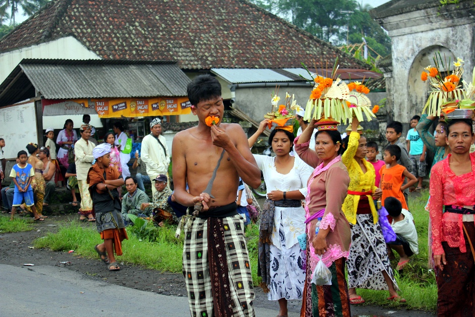 4. INDONEZJA, Bali. Jeden z tancerzy zrywa w pewnym momencie kwiatek z ozdoby na głowie jednej z kobiet… (Fot. Barbara Kowalewska) Balijczyk je kwiatki