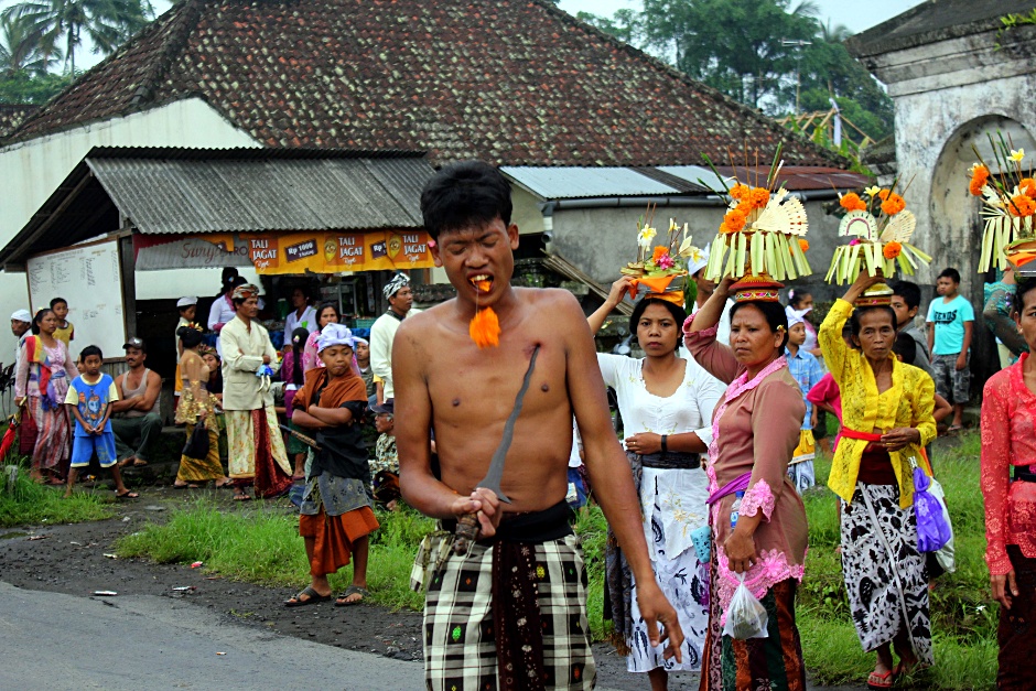 5. INDONEZJA, Bali. ... by po chwili wypluć go i dalej oddać się siłowaniu się ze sztyletem. (Fot. Barbara Kowalewska) Tancerz z wyspy Bali w Indonezji