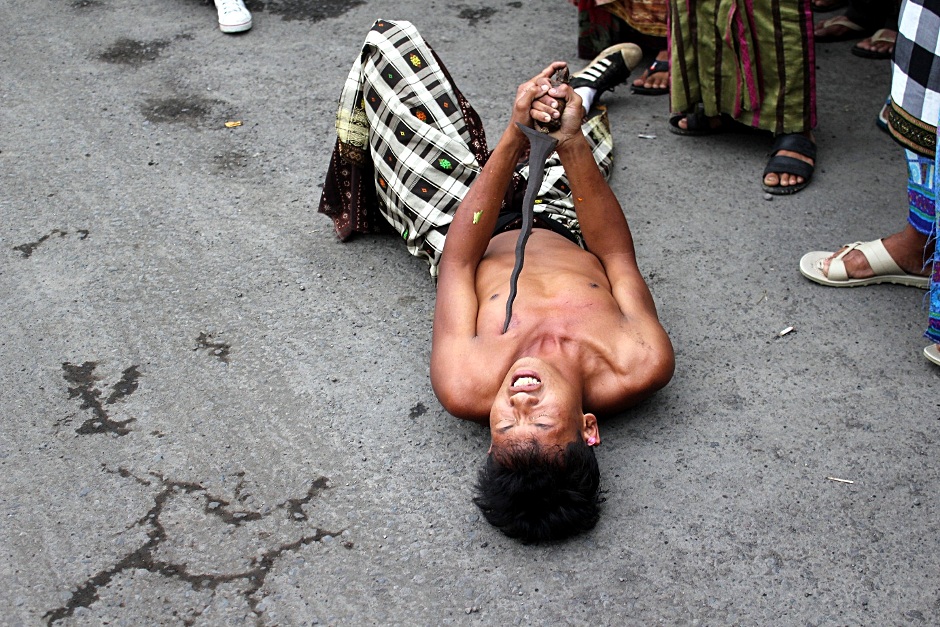 6. INDONEZJA, Bali. Kris to tradycyjny balijski sztylet, zazwyczaj ma pofalowany kształt. Współcześnie używany jest jedynie w przedstawieniach tanecznych i uroczystych ceremoniach. (Fot. Barbara Kowalewska) Tancerz z Bali przekłuwa się sztyletem