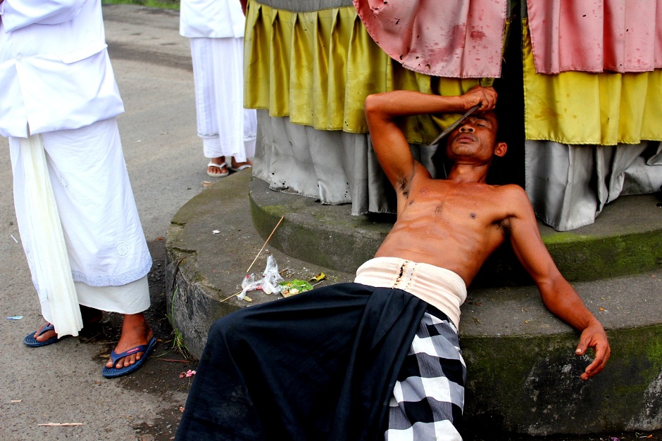 11. INDONEZJA, Bali. Tancerze wkładają w trans tyle energii, że po zakończeniu padają na ziemię wyczerpani. (Fot. Barbara Kowalewska) Tancerz z Bali w transie