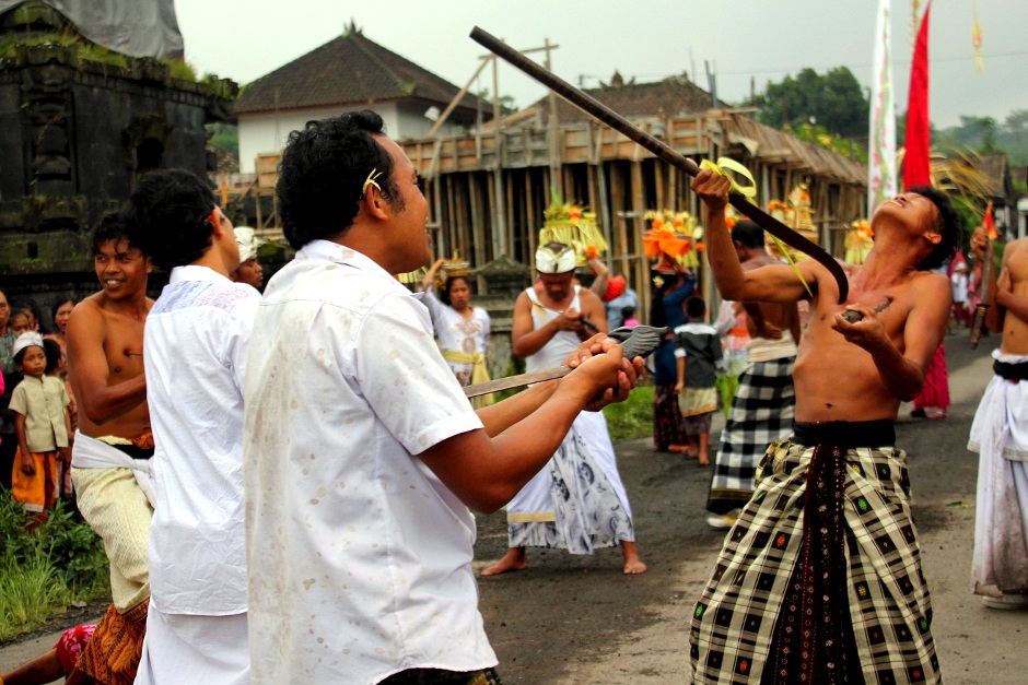 7. INDONEZJA, Bali. Zazwyczaj tancerze używają jednego sztyletu, jednak niektórzy bardziej zdeterminowani mogą mieć ich tyle, ile tylko zdołają utrzymać. (Fot. Barbara Kowalewska) Krwawy taniec - zdjęcia z Indonezji