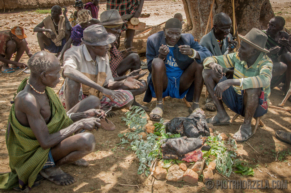 14. SUDAN POŁUDNIOWY, Wschodnia Equatoria, Kapoeta. Pierwszy kęs mięsa z najlepszych partii byka należy do starszyzny Toposa. Karą za nieuhonorowanie tradycji jest śmierć. (Fot. Piotr Horzela) Uczta z zabitego byka - Afryka, Sudan Południowy