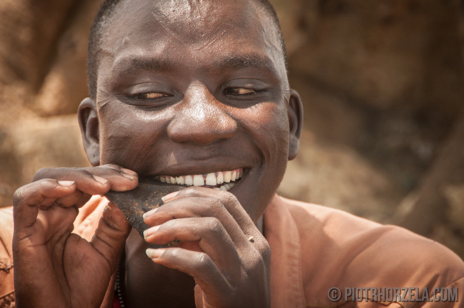 16. SUDAN POŁUDNIOWY, Wschodnia Equatoria, Kapoeta. W dalszej kolejnoci mięso dostają mężczyźni. (Fot. Piotr Horzela) Zdjęcia z podróży do Afryki. Uczta w plemieniu Toposa w południowym Sudanie