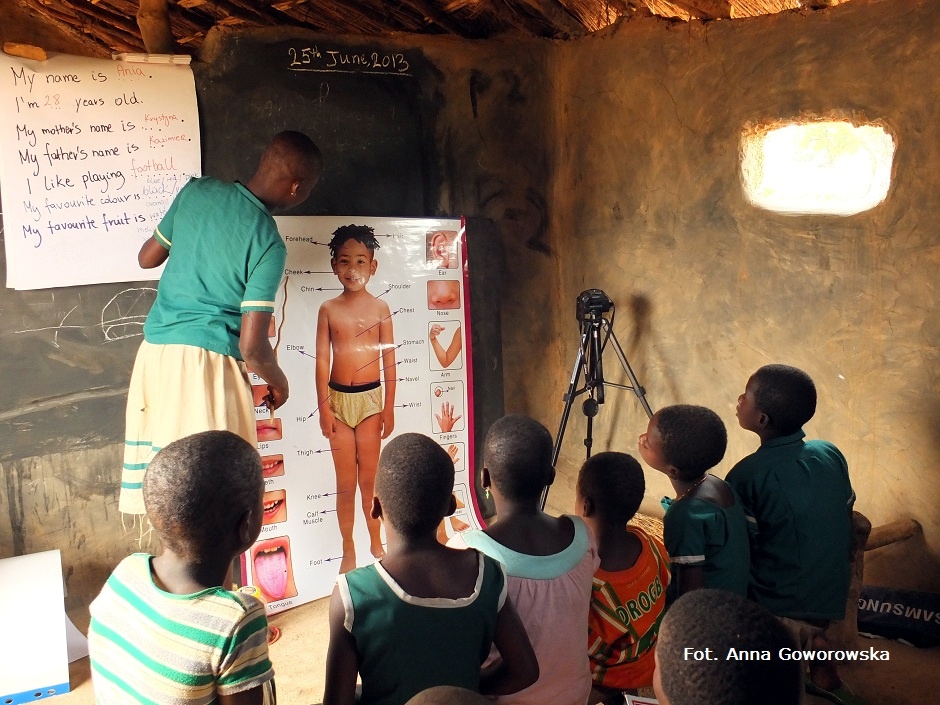 6. GHANA, Bundoli. Dzieci były niezwykle chętne do nauki i aż potykały się o siebie, gdy prosiłam, by podeszły do tablicy. (Fot. Anna Goworowska) Podróż do Ghany. Lekcja w szkole