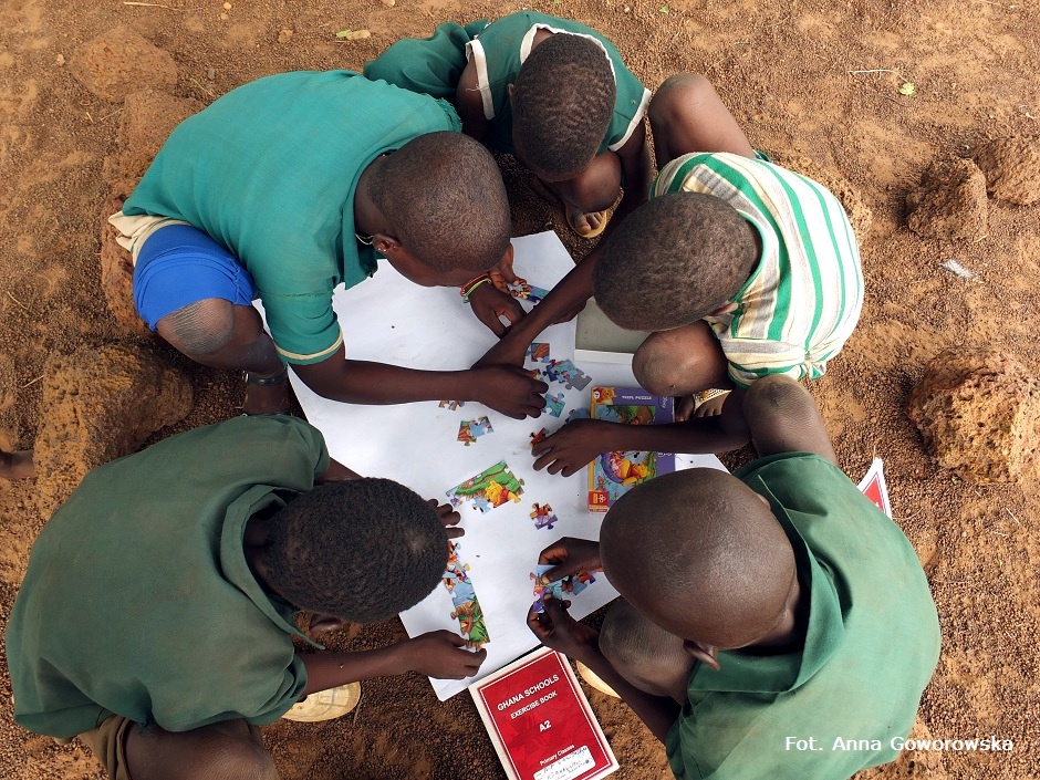7. GHANA, Bundoli. Wiele dzieci pierwszy raz w życiu miało w ręku kolorową kredkę, układało puzzle, malowało farbami. Niesamowicie było widzieć tą radość, fascynację i zaciekawienie. (Fot. Anna Goworowska) Afrykańskie dzieci w szkole