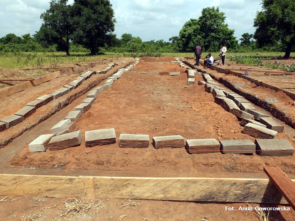 9. GHANA, Bundoli. Pierwszy dzień budowy w Bundoli. Prace przebiegały bardzo dynamicznie. (Fot. Anna Goworowska) Budowa szkoły im. Ryszarda Kapuścińskiego w Ghanie
