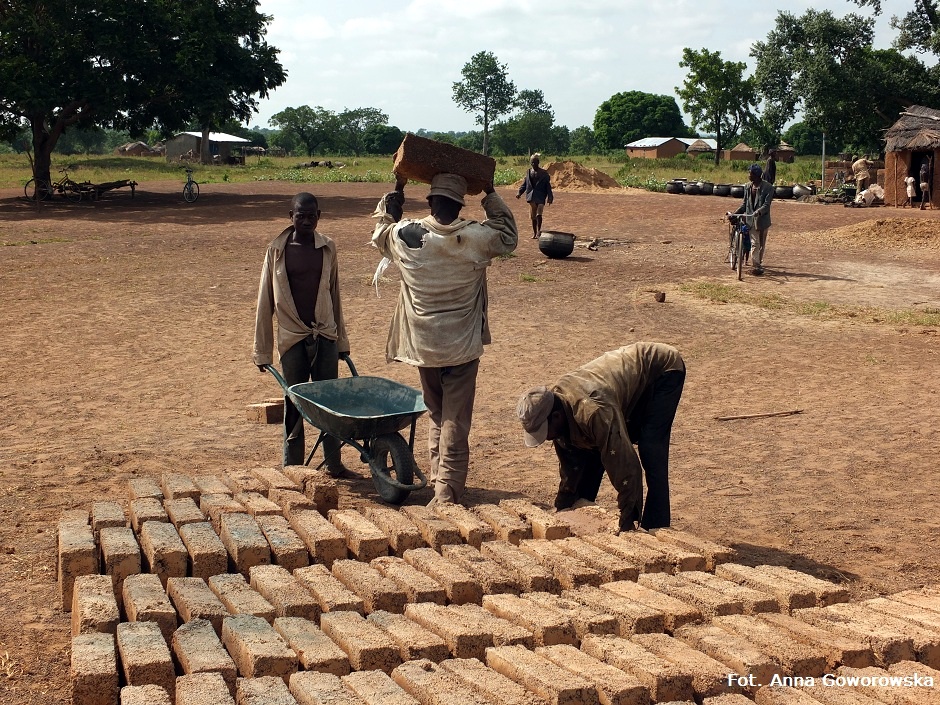 12. GHANA, Bundoli. Cegły wykonywane na miejscu ze specjalnie przygotowywanych form. (Fot. Anna Goworowska) Ręczny wyrób cegieł w Afryce