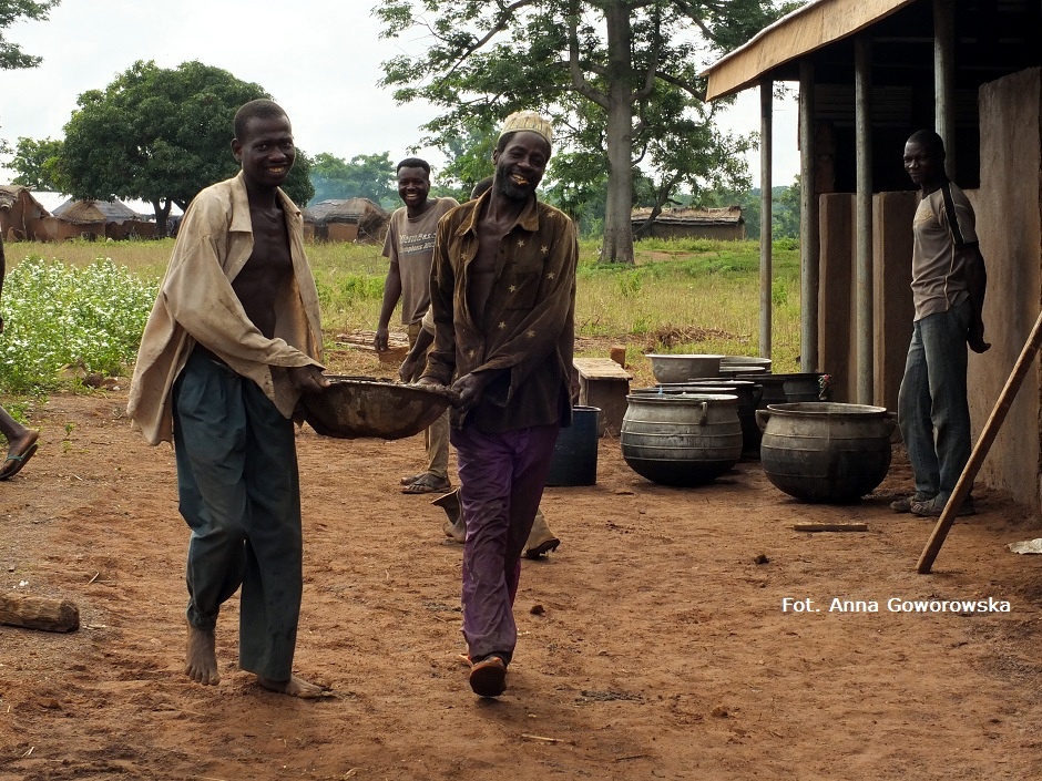 13. GHANA, Bundoli. Fundamenty wykopywane były narzędziami przypominającymi łopaty, cement mieszany ręcznie i przenoszony taczkami oraz miskami na budowę, a woda przynoszona na głowach kobiet z rzeki. (Fot. Anna Goworowska) Budowa szkoły w Afryce