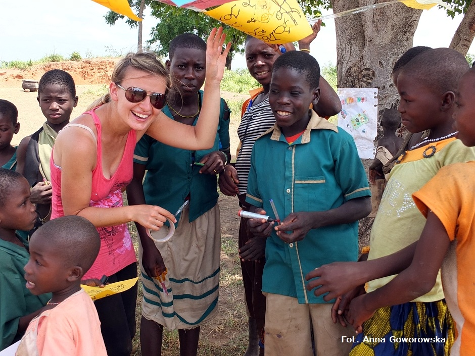 15. GHANA, Bundoli. Wraz z mieszkańcami angażowałam się w budowę szkoły, ale przede wszystkim prowadziłam gry, zabawy, zajęcia artystyczne, warsztaty fotograficzne dla dzieci. (Fot. Anna Goworowska) Wolontariat w afrykańskiej szkole w Ghanie