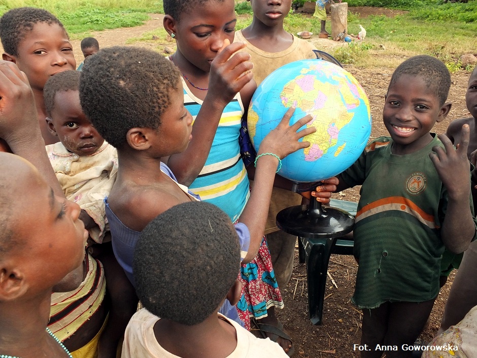 17. GHANA, Bundoli. Lekcja geografi w terenie. Do niedawna dzieci nie widziały gdzie jest Ghana oraz ich niewielka wioska Bundoli. (Fot. Anna Goworowska) Afrykańskie dzieci z globusem podczas nauki geografii
