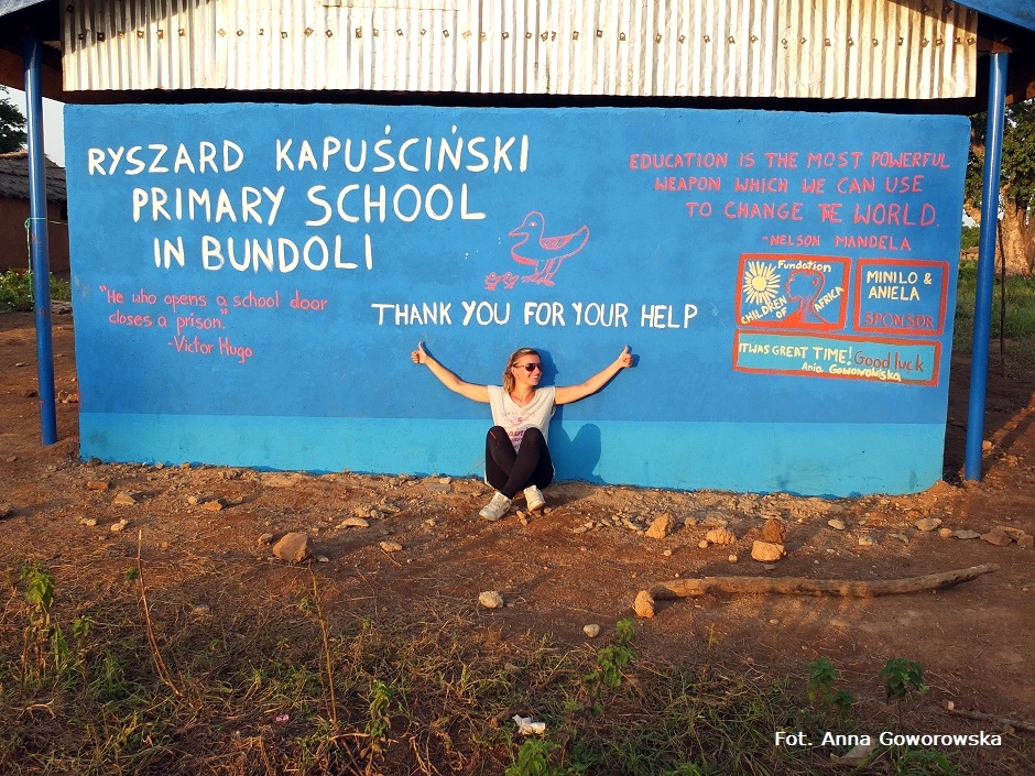 20. GHANA, Bundoli. Wybudowaliśmy najbardziej kolorową szkołę w całej Ghanie, której patronem został Ryszard Kapuściński - pełną cytatów, rysunków, liter i matematycznych działań. (Fot. Anna Goworowska) Anna Goworowska przed szkołą im. Ryszarda Kapuścińskiego w Ghanie
