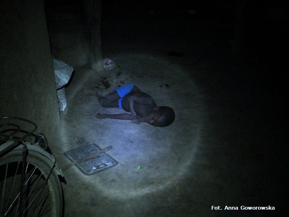 22. GHANA, Bundoli. Dzięki wszystkim ludziom, którzy tak chętnie włączyli się do akcji, udało się włączyć światło w wiosce, która do tej pory była całkowicie pozbawiona elektryczności. (Fot. Anna Goworowska) Afrykańskie dziecko śpiące na ulicy