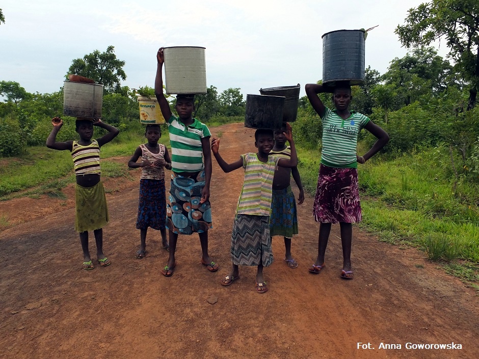 24. GHANA, Bundoli. Wkrótce zostanie również ukończona budowa studni. Dotychczas najbliższe ujęcie wody znajdowało się w odległości dwóch kilometrów od wioski. Odległość ta była pokonywana pieszo, najczęściej przez dzieci, w czterdziestostopniowym upale, z kilkunastolitrowym zbiornikiem wody na głowie. (Fot. Anna Goworowska) Podróż przez Afrykę. Kobiety w drodze do studni