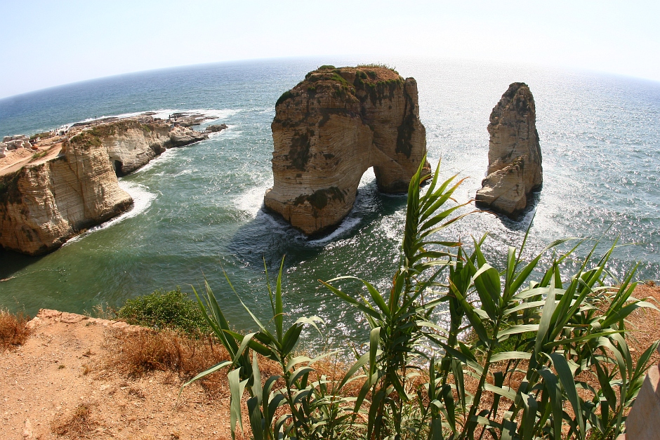 4. LIBAN, Bejrut. Gołębie Skały (Pigeon Rocks), wapienne bloki widoczne z klifu w centrum miasta są naturalnym symbolem "Paryża Bliskiego Wschodu". (Fot. Rafał Żurkowski) Pigeon Rocks, Bejrut - foto