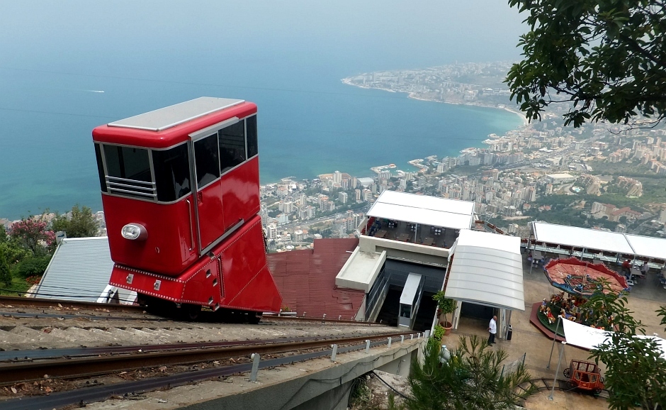 6. LIBAN, Harissa. Kolejka mozolnie wspina się w kierunku Sanktuarium Matki Bożej Pani Libanu. (Fot. Rafał Żurkowski) Podróż do świętych miejsc w Libanie