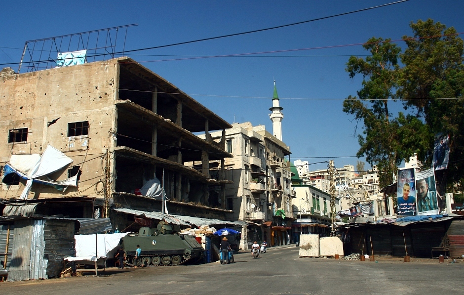13. LIBAN, Trypolis. Punkty kontrolne są uzbrojone w pojazdy opancerzone. Miasto pozostaje nadal najbardziej zapalnym miejscem na skomplikowanej religijnie mapie Libanu. (Fot. Rafał Żurkowski) Wojskowe punkty kontrolne w Trypolisie - foto