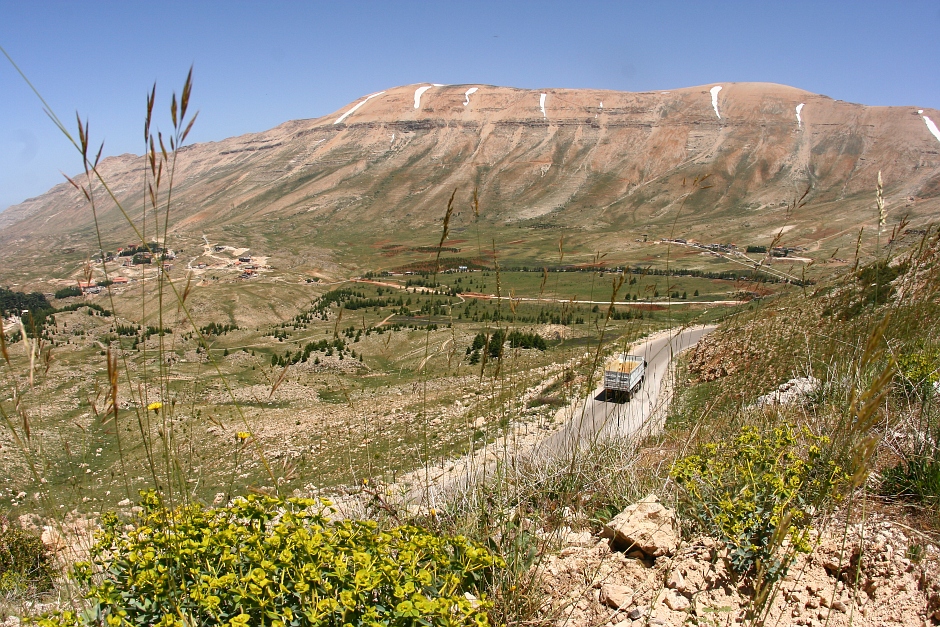 20. LIBAN, Góry Liban. Najwyższe pasmo Gór Libanu: Kurnat as-Sauda (2390 m n.p.m.), w zimie działa tu ośrodek narciarski. Najwyższym szczytem całego Libanu jest Hermon w paśmie Antylibańskim. (Fot. Rafał Żurkowski) Libańskie góry - zdjęcia z podróży po Bliskim Wschodzie
