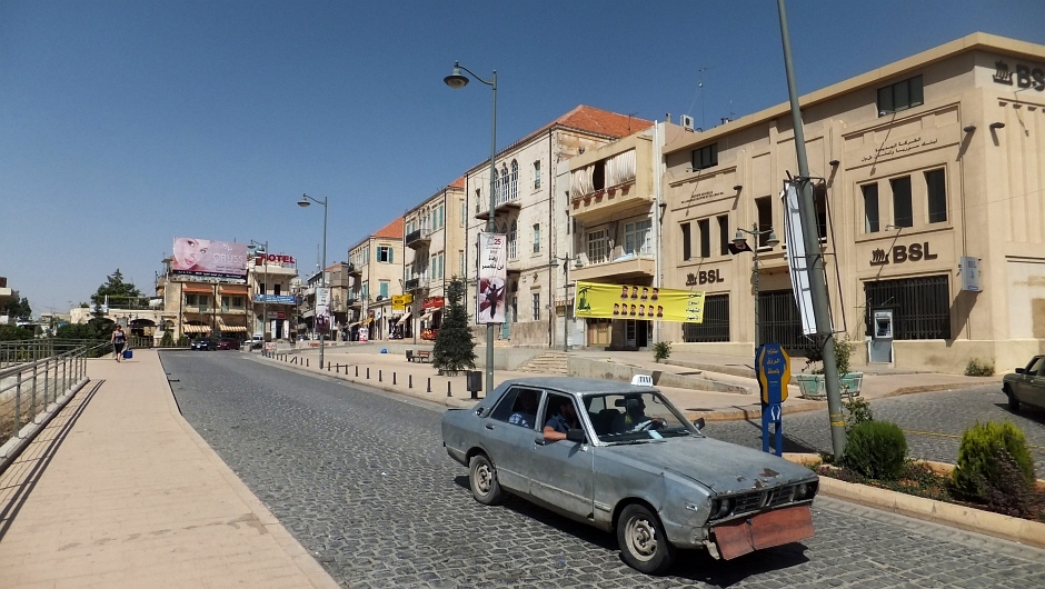 24. LIBAN, Baalbek, Dolina Bekaa. Główną siłą polityczną w dolinie (podobnie jak w południowym Libanie) jest Hezbollah. Portrety bojowników, wiszą na żółtych bannerach z charakterystycznym logiem Hezbollahu. Niebiesko-żółte skarbonki na zakat (jałmużnę) widoczne na zdjęciu można zobaczyć także w Iranie. (Fot. Rafał Żurkowski) Hezbollach w Libanie