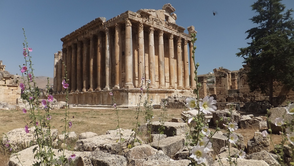 25. LIBAN, Baalbek, Dolina Bekaa. Na terenie rzymskich ruin znajduje się świątynia Bachusa z II w. n.e. Jest ona jedną z najlepiej zachowanych świątyń rzymskich na świecie. (Fot. Rafał Żurkowski) Świątyni Bachusa w Libanie - foto