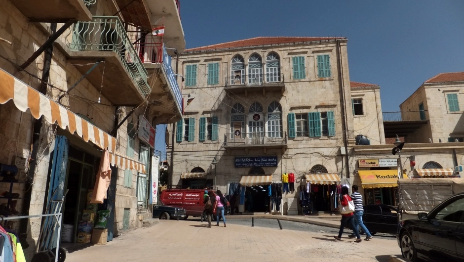 26. LIBAN, Baalbek, Dolina Bekaa. Mimo swej atrakcyjności turystycznej miasto przyciąga niewielu odwiedzających. Nieliczni sprzedawcy pamiątek sprzedają t-shirty i czapki z... logiem Hezbollahu. (Fot. Rafał Żurkowski) Podróż przez Bliski Wschód - zdjęcia z Libanu