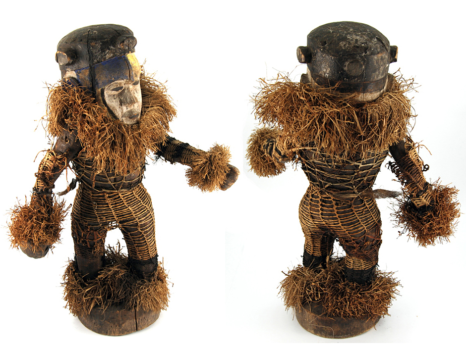 8. KONGO. Figura „Tańczący” plemienia Pende. Figura została wykonana z niezwykłym pietyzmem – ma ruchome ręce, strój ze sznura i trawy, pomalowaną twarz. (fot. EtnoBazar.pl, galeria Sztuka Konga) Tańczący wojownik - afrykańska rzeźba