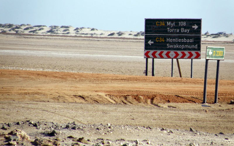 Namibia. Damaraland. Odradzano nam tę drogę. „Nie jedźcie tym szlakiem. Tam nic nie ma. Tam nie ma nawet dróg.”. (Fot. Grzegorz Mojs) Bezdropża Namibii - podróże