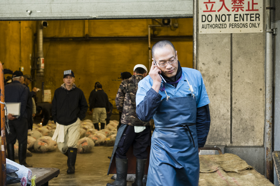1. JAPONIA, Tokio. Tsukiji to największy targ rybny na świecie. Otwiera się o trzeciej nad ranem. Aukcja zaczyna się o piątej. Turyści mogą na nią wejść w dwóch grupach, po 25 osób każda. Kto pierwszy ten lepszy, dlatego na miejscu trzeba stawić się już koło czwartej rano. (Fot. Kasia Boni) Galeria zdjęć z targu rybnego tsukiji w Tokio
