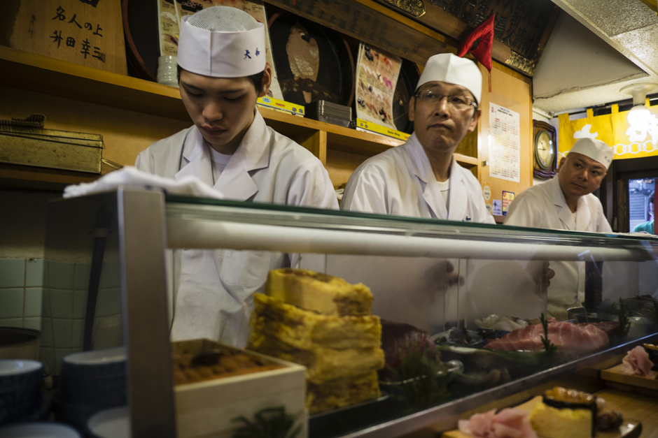 12. JAPONIA, Tokio. Sushimasterzy w akcji. Najlepiej zamówić zestaw szefa, który ja nazywam „zaufaj szefowi”. (Fot. Kasia Boni) W restauracji sushi - zdjęcia z Tokio