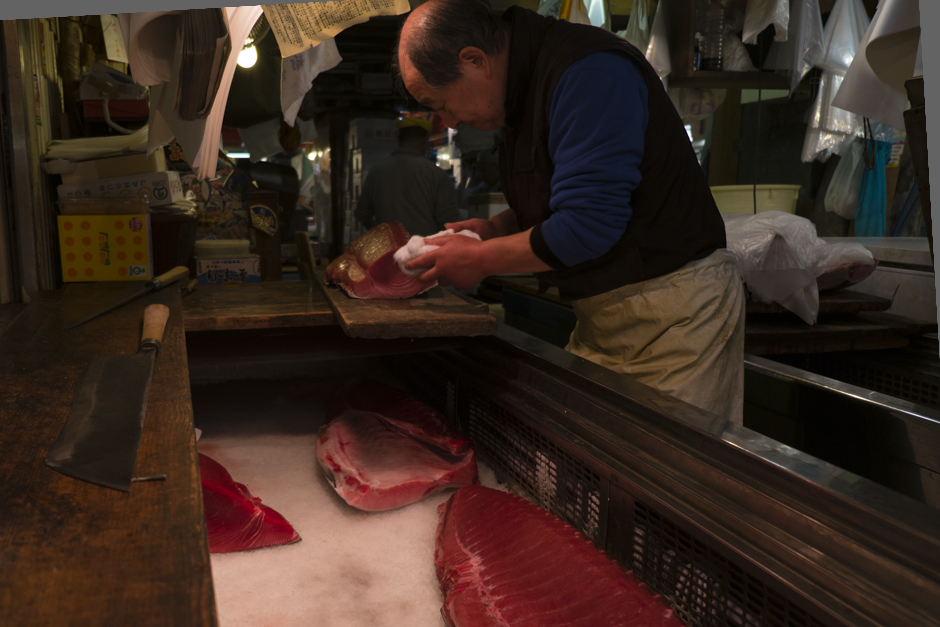 5. JAPONIA, Tokio. Część targu Tsukiji, na której można kupić ryby dla turystów, jest dostępna od godziny dziewiątej. (Fot. Kasia Boni) Turyści na targu Tsukiji w Tokio - zdjęcia