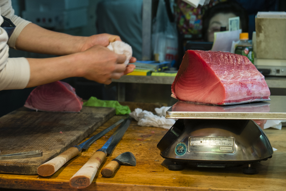 6. JAPONIA, Tokio. W normalny dzień (czyli każdy inny poza pierwszym stycznia) kilogram tuńczyka kosztuje koło 53 dolarów. (Fot. Kasia Boni) Ważenie tuńczyka na targu Tsukiji w Tokio - foto