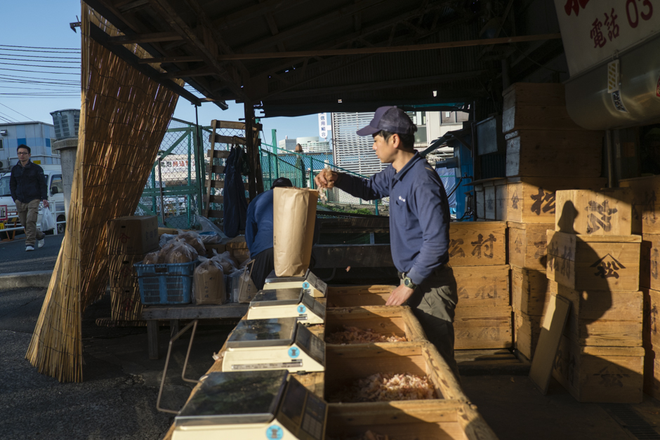 8. JAPONIA, Tokio. Wokół głównej hali targowej jest dużo sklepików, w których można kupić japońskie specjalności. Na przykład płatki płatki ryby bonito, na których robi się rosół. (Fot. Kasia Boni) Na targu Tsukiji - galeria zdjęć