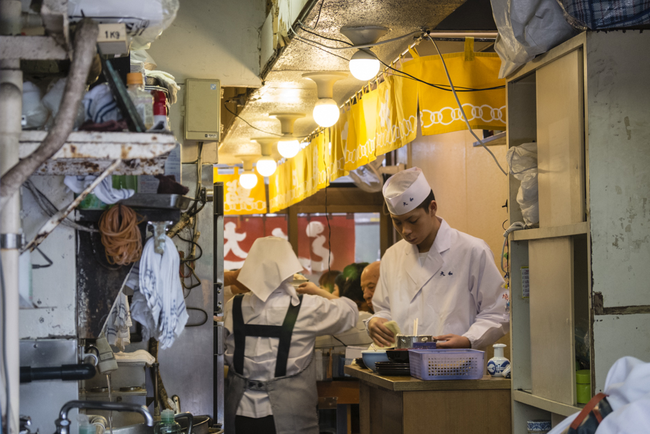 9. JAPONIA, Tokio. Zaplecze knajpki z sushi tuż obok głównej hali targowej. Do najlepszych nawet o siódmej rano stoi się koło dwóch godzin w kolejce. (Fot. Kasia Boni) Restauracja sushi w Tokio