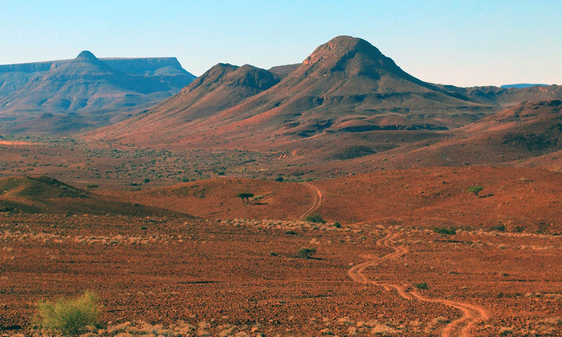 Namibia. Damaraland. Niewyobrażalne, przepiękne przestrzenie zachwycały z siłą jakbyśmy widzieli je po raz pierwszy. (Fot. Grzegorz Mojs) Podróż przez Namibię