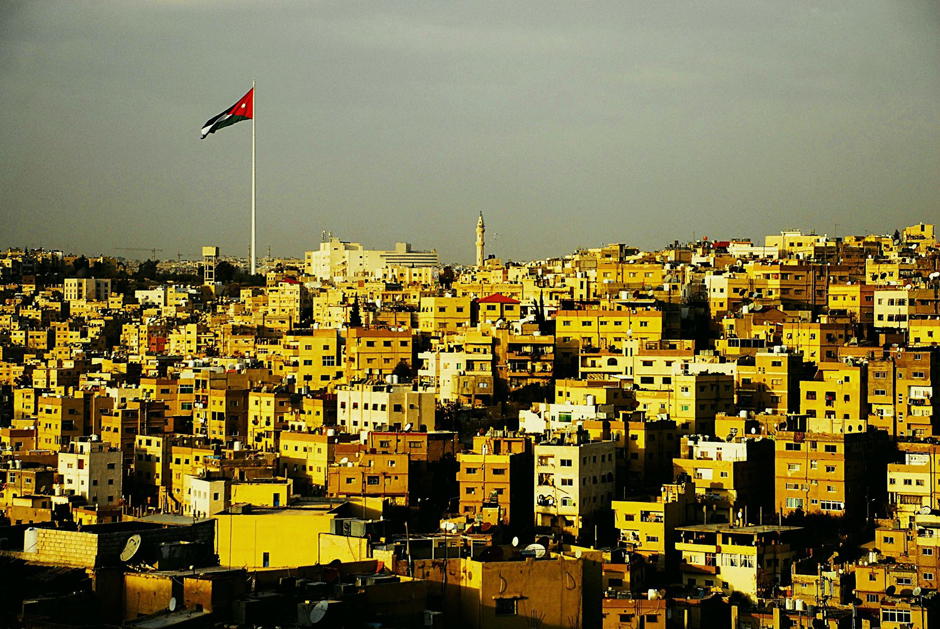 1. JORDANIA, Amman, styczeń 2014. "Miasto z klocków" - tak o Ammanie przeważnie mówią widzący to miasto po raz pierwszy. Amman, który dziś ma ponad dwa miliony mieszkańców i jest stolicą Jordanii, pod koniec XIX wieku był nic nie znaczącą wsią z zaledwie tysiącem mieszkańców. Wzgórze Flagowe - charakterystyczny punkt orientacyjny, ale "zwiedzany" przeważnie z oddalenia. Amman jest niezmiernie górzystym miastem, trudno się go zwiedza np. rowerem. Zdecydowanie łatwiej jest się po nim przemieszczać pieszo lub taksówkami. (Fot. Norbert Skrzyński) Panorama stolicy Jordani