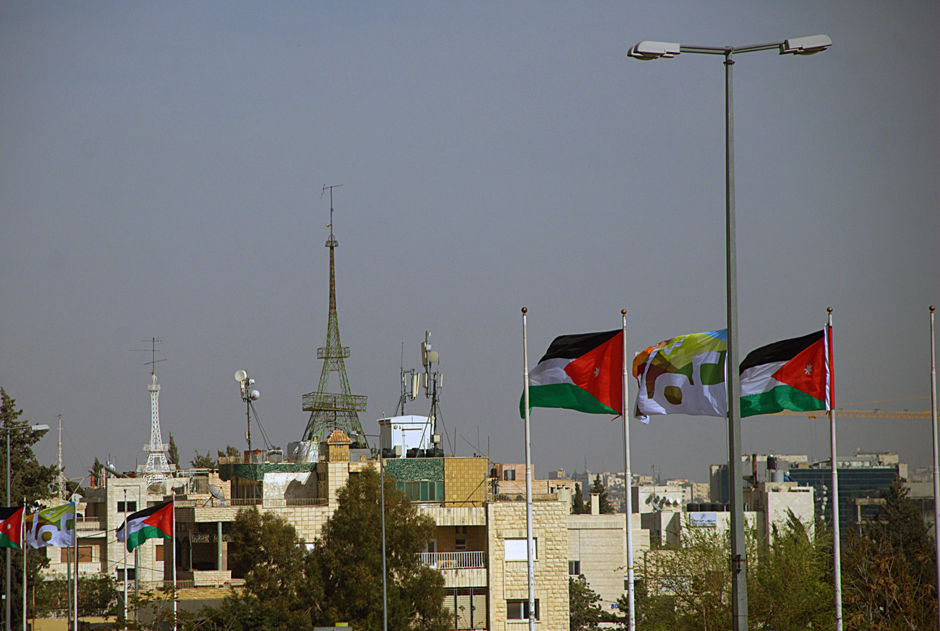 3. JORDANIA, Amman, kwiecień 2014. Amman jest miastem z największą ilością Wież Eiffla, replik francuskiej wieży oczywiście. Miejscowi rzemieślnicy prześcigają się w tworzeniu nowych wariacji na jej temat - co pogatsi mieszkańcy "upiększają" nimi swe dachy, znajdując im praktyczne zastosowanie - stają się nośnikami wszelkiego rodzaju anten. (Fot. Norbert Skrzyński) Zdjęcia z Ammanu