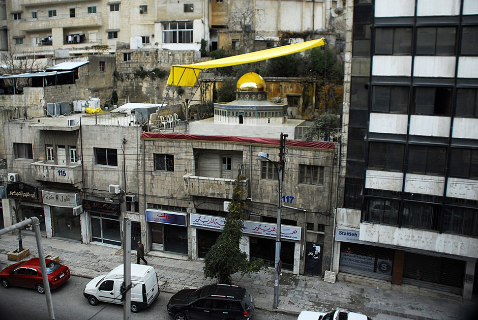 4. JORDANIA, Amman, styczeń 2014. Dachy ammańskie (i ogólnie jordańskie, czy szerzej: bliskowschodnie) mogą u Europejczyków wzbudzać mieszane uczucia. Przeważnie wystają z nich pręty zbrojeniowe będące dla urzędników świadectwem, że budynek jest wciąż budowany - pomaga to w uniknięciu podatków. Jeden z dachów przy ulicy Księcia Muhammada zaszczyca swą obecnością miniatura jerozolimskiego Meczetu Al-Aksa. Została wzniesiona tuż przez tegorocznymi urodzinami Proroka Mahometa i nie służy wyłącznie jako ozdoba, jest także "naddomowym" miejscem modlitw. (Fot. Norbert Skrzyński) Oryginalna ozdoba dachu - meczet - foto